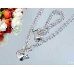 素材の面白さと個性的な ジューシークチュールコピーネックレス