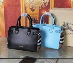 耐久性の高い素材を採用し、大人っぽさを演出するバーバリー財布