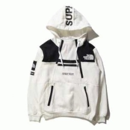 シュプリーム パーカー 偽物が緩和してオシャレ感が高まる