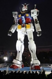 実物大ガンダム再び、富士山をバックに立つ