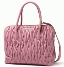 アクセントならこれにおまかせ！もう一度見ておきたいミュウミュウ スーパーコピー　バッグの使...