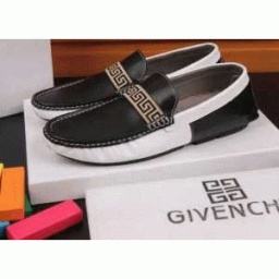 存在感があり、丈夫な作りになっているジバンシィ コピー靴