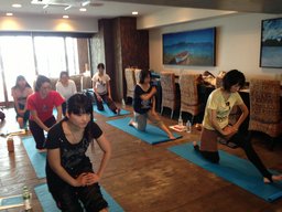 顔と身体の両方からアプローチ！　ゆがみ改善ストレッチ教室
