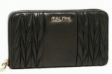 シンプルなデザインで幅広く活用できるmiu miu コピー財布