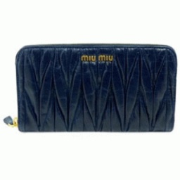 高い便利性に溢れるや軽く汚れでも洗いやすいmiumiu スーパーコピー財布