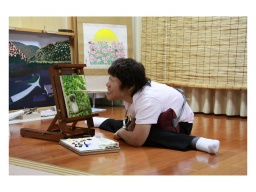 絵画展 口と足で表現する世界の芸術家たち