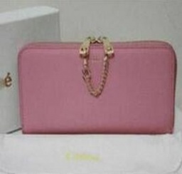 幅広いシーンに活躍クロエ コピー長財布