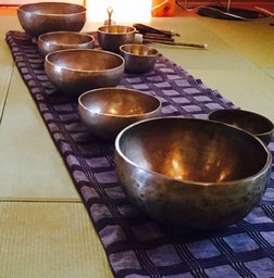 空中でシンキングボウル体験！　エアロ（空中）・スローヨガ体験者募集