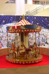 ハウスクエア横浜でメリーゴーランドに乗ろう！！ | ハウスクエア横浜