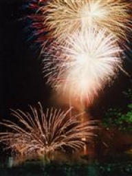 田瀬湖湖水まつり水・空中花火大会