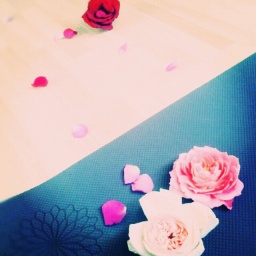 フラワーヨガ - 花の香りに包まれて