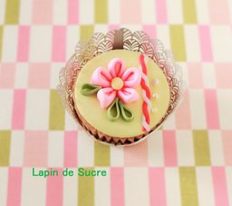 つまみ細工のカップケーキ