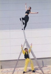 「ジュン&ユリ ミニアクロバットショー」