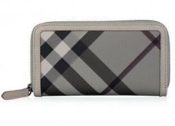 紙幣だけでなくあらゆるカードを収納できるバーバリー長財布