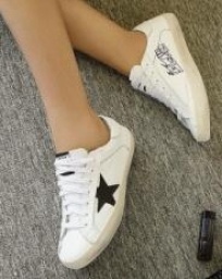 人気のゴールデングース 靴 偽物店が強烈に注目され 