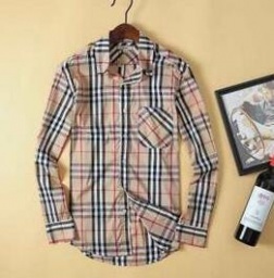 光沢のある生地感が大人のバーバリー スーパーコピーシャツ