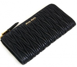 お洒落すぎるデザインが目を引くミュウミュウ コピー財布