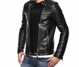 コンパクトなサイズ感のバルマン コピージャケット