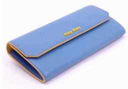 今話題を集めているミュウミュウ コピー財布コレクション発表