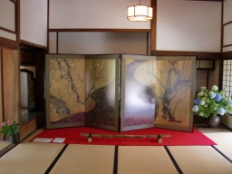 国宝「紅白梅図屏風(複製)」を観ながらホットな梅ジュースを。