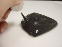 夏休み科学教室♪磁石に反応して形を変える「不思議なスライム」を作ろう!