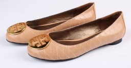 シューレースをあえて隠したスマートなデザイン