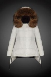 大人の余裕を感じ、寒い天気には皆様へおすすめモンクレールダウン