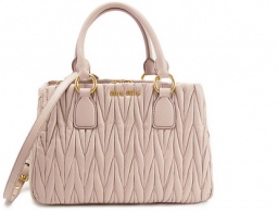 重くも無く軽すぎるのミュウミュウ コピー財布