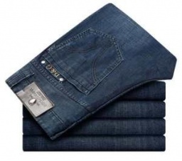 すらりとした印象のアルマーニ ジーンズ コピー