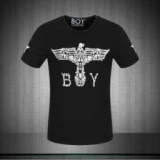 シンプルなシルエットを締めたスタイルですが、目立つデザインが特徴的なパーカー