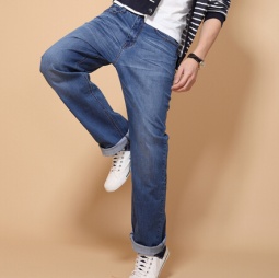 ブランド創立60年を記念したジーンズを実施