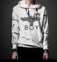 シンプルロゴがおしゃれ！トレンドのミリタリーをさりげなくのboy london コピーパーカー