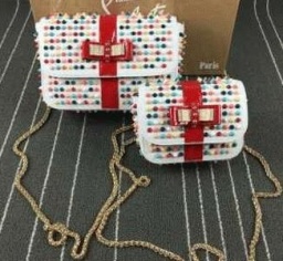 実用性のあるデザインのクリスチャン ルブタン コピーバッグ