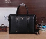 程よい光沢感が高級感を作り出し PRADA、プラダ メンズビジネスバッグ.
