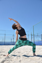 海まで行かずにビーチヨガ