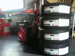 215/45R17 タイヤ4本工賃込にて激安! タイヤ激安 和泉市 堺市 泉大津市 高石市 岸和田市