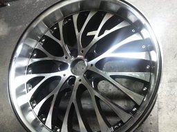 アルミホイールボルト穴加工 ボルト穴拡大加工 アルミホイールボルト穴加工大阪