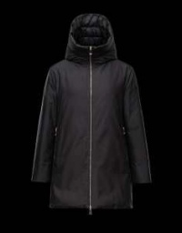 気軽に羽織れるちょうどいいボリューム感とデザインのモンクレール偽物