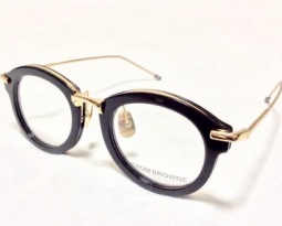 斬新な存在感を持つトムブラウン コピーデザインに仕上がっている