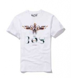 非常に人気なアイテムで、たくさんの有名人に愛されるtシャツ