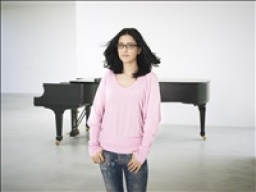 アンジェラ・アキ デビュー5周年アルバム「LIFE」発売記念「1万人のメガネっ子」フリーライブ