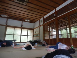 庭園ヨガ　日本庭園を眺めながら秋の身体と心を癒す優しい時間を