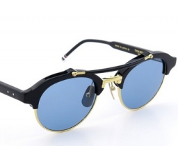 フルリムの太いフレームが存在感を与えてくれるトムブラウン 偽モデル