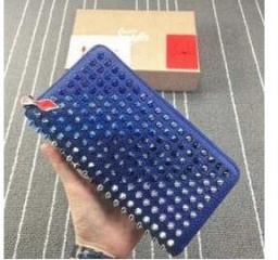 高級感漂うクリスチャン ルブタン　大人の女性に人気のあるラウンドファスナー長財布