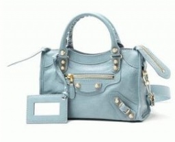 英国らしいスキのない美しさを宿すバレンシアガ 偽物