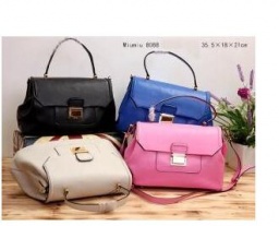 スマートな印象を加味するミュウミュウ コピーバックパック