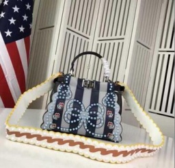 革の肌触りもとても上質なフェンディコピーバッグ