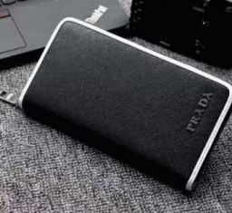 武士の精神を象徴する鹿革採用のプラダ財布偽物