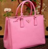 見た目はスリムなので、可愛さも抜群のプラダ トートバッグ コピー