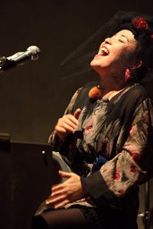コソダテアートプロジェクト in 山手ゲーテ座 「子そだては爆発だあ」 2012 ◆光と影で遊ぼう①